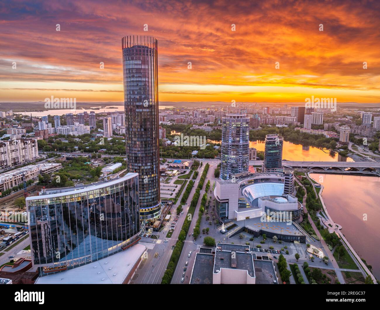 Jekaterinburg-Stadt mit Gebäuden der Regionalregierung und des Parlaments, Dramatisches Theater, Iset-Turm, Yeltsin-Zentrum, Panoramablick bei Sonnenuntergang im Sommer Stockfoto