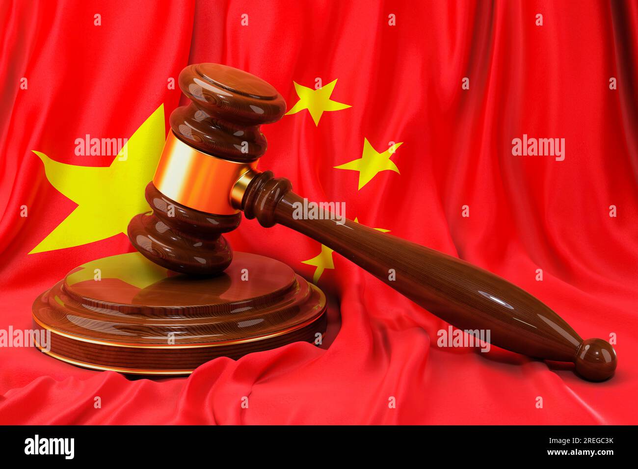 Chinesisches Recht und Gerechtigkeit. Holzhammer auf der chinesischen Flagge, 3D-Darstellung Stockfoto