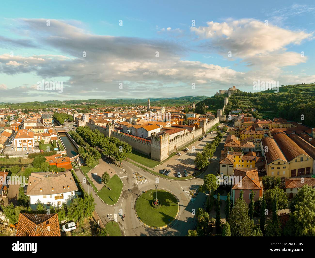 Soave, Italien, eine malerische Stadt in der Region Venetien. Berühmt für seine mittelalterliche Burg, Weinberge und den berühmten Soave-Wein. Charmante Straßen bieten einen Geschmack Stockfoto