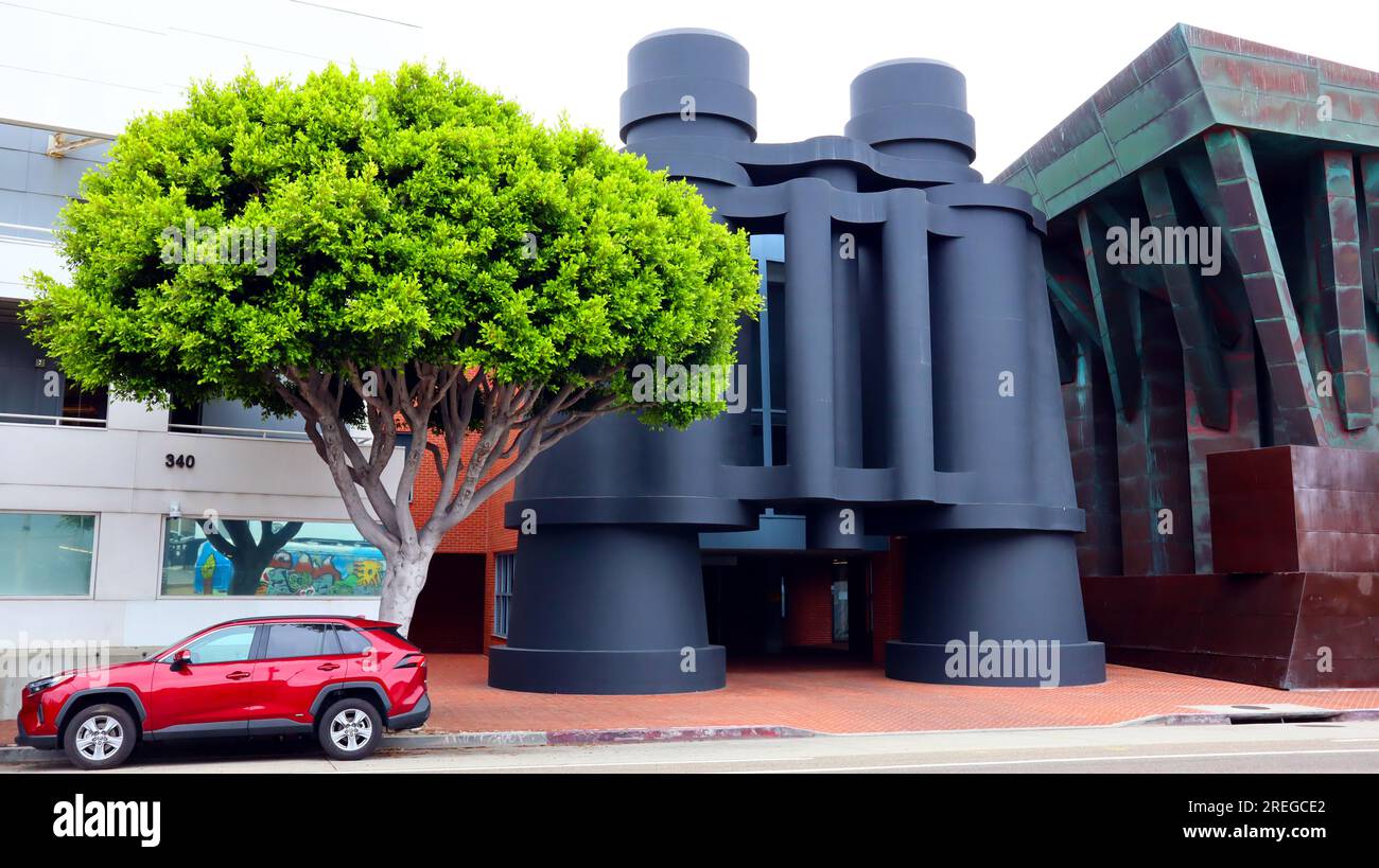 Venedig (Los Angeles), Kalifornien: Öffentliche Art GIGANTISCHE FERNGLÄSER von Frank Gehry an der 340 Main Street Stockfoto