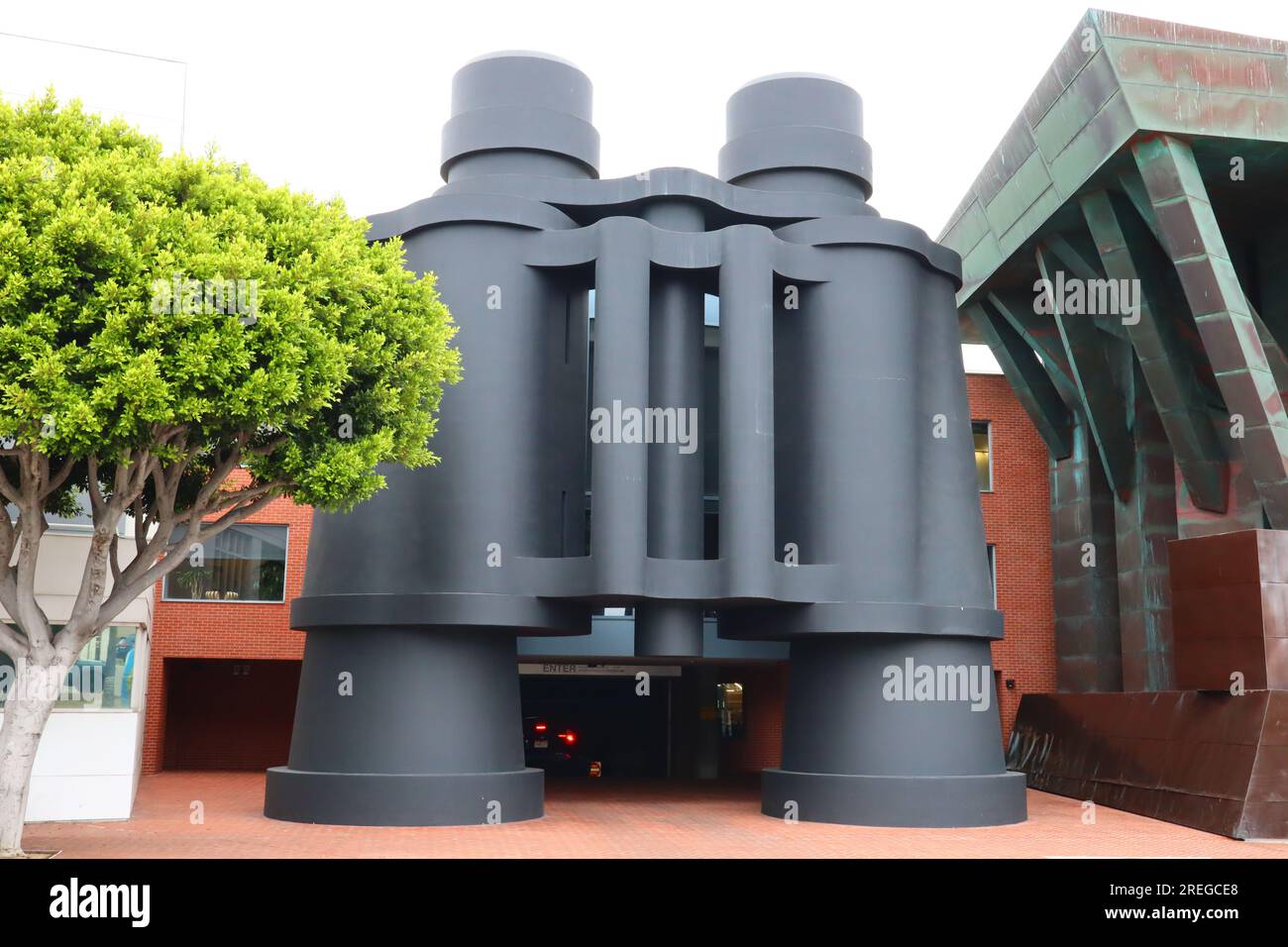 Venedig (Los Angeles), Kalifornien: Öffentliche Art GIGANTISCHE FERNGLÄSER von Frank Gehry an der 340 Main Street Stockfoto