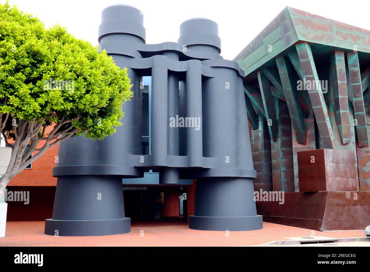 Venedig (Los Angeles), Kalifornien: Öffentliche Art GIGANTISCHE FERNGLÄSER von Frank Gehry an der 340 Main Street Stockfoto