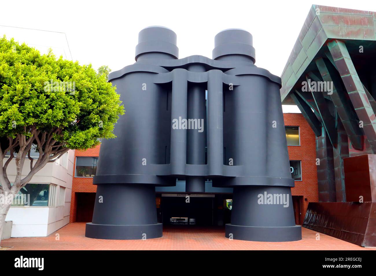 Venedig (Los Angeles), Kalifornien: Öffentliche Art GIGANTISCHE FERNGLÄSER von Frank Gehry an der 340 Main Street Stockfoto