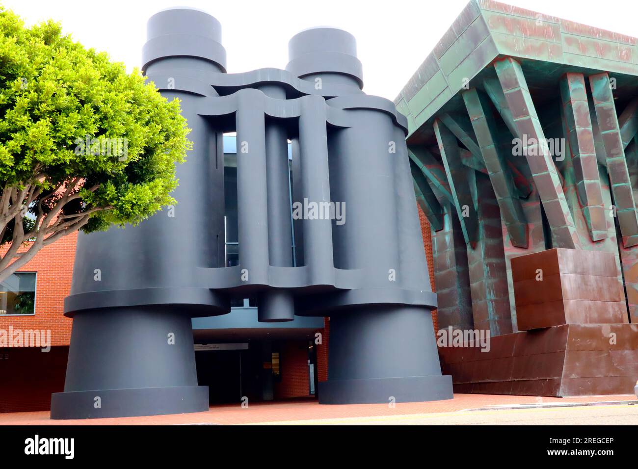 Venedig (Los Angeles), Kalifornien: Öffentliche Art GIGANTISCHE FERNGLÄSER von Frank Gehry an der 340 Main Street Stockfoto