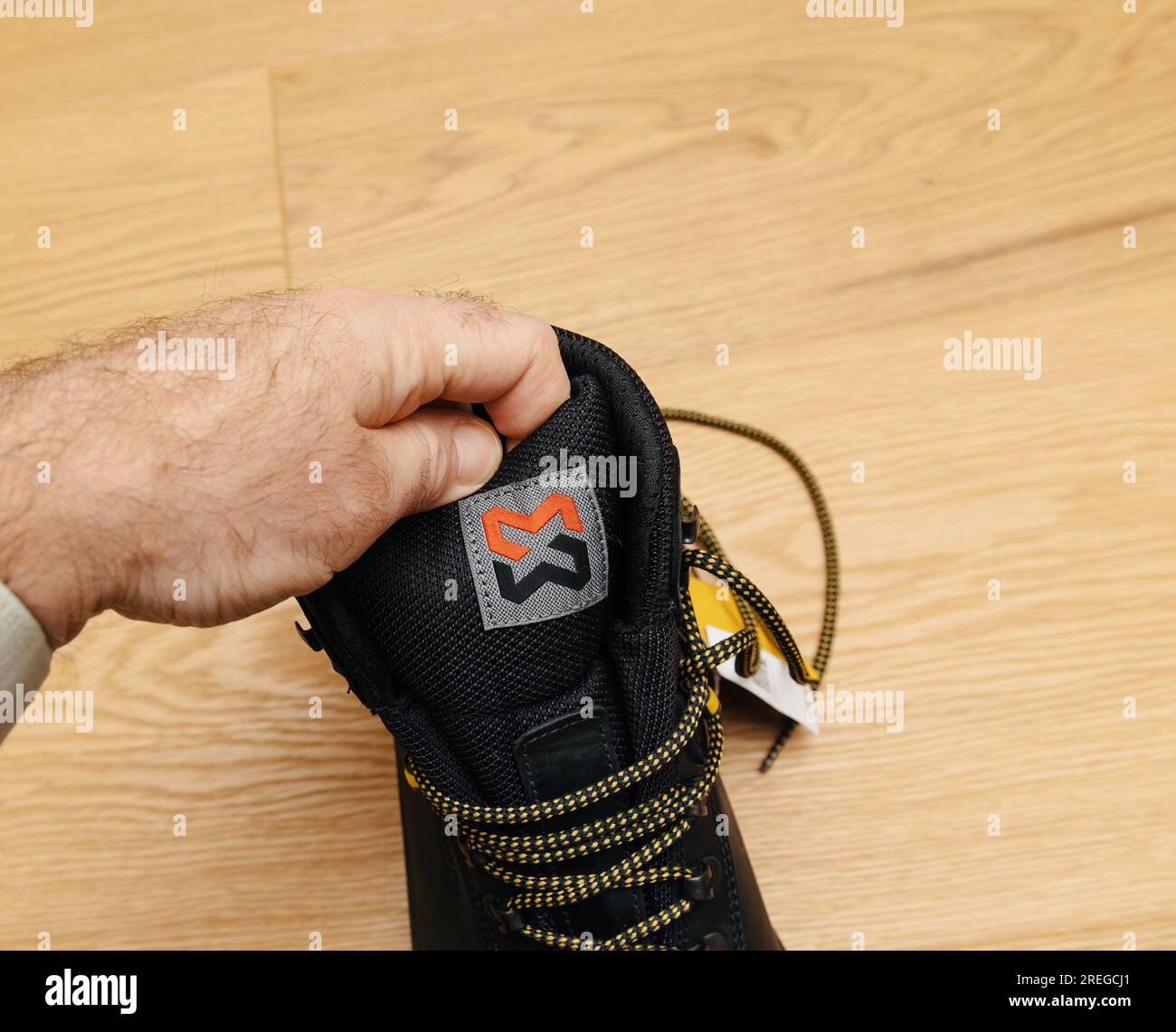 Hamburg, Deutschland - 16. Februar 2022: Männerhand im Blick auf das Logo der Arbeitsschutzschuhe Würth Modyf Stockfoto