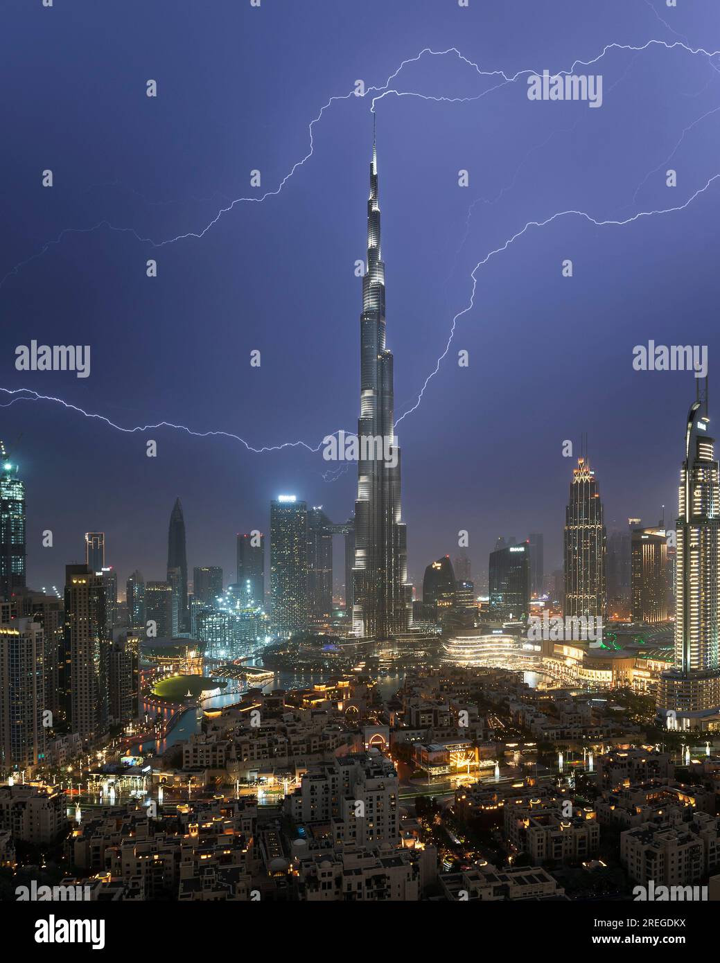 Nachtsicht auf die Skyline von Dubai mit dem blitzschnellen Burj Khalifa Stockfoto