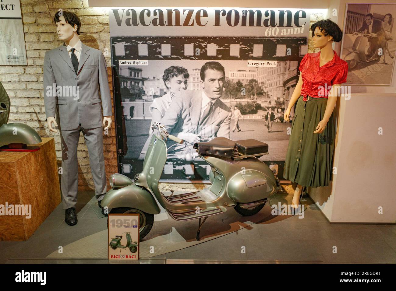 Rom, Italien - 27. November 2022: Klassische italienische Motorroller im Vespa-Museum in Rom Stockfoto