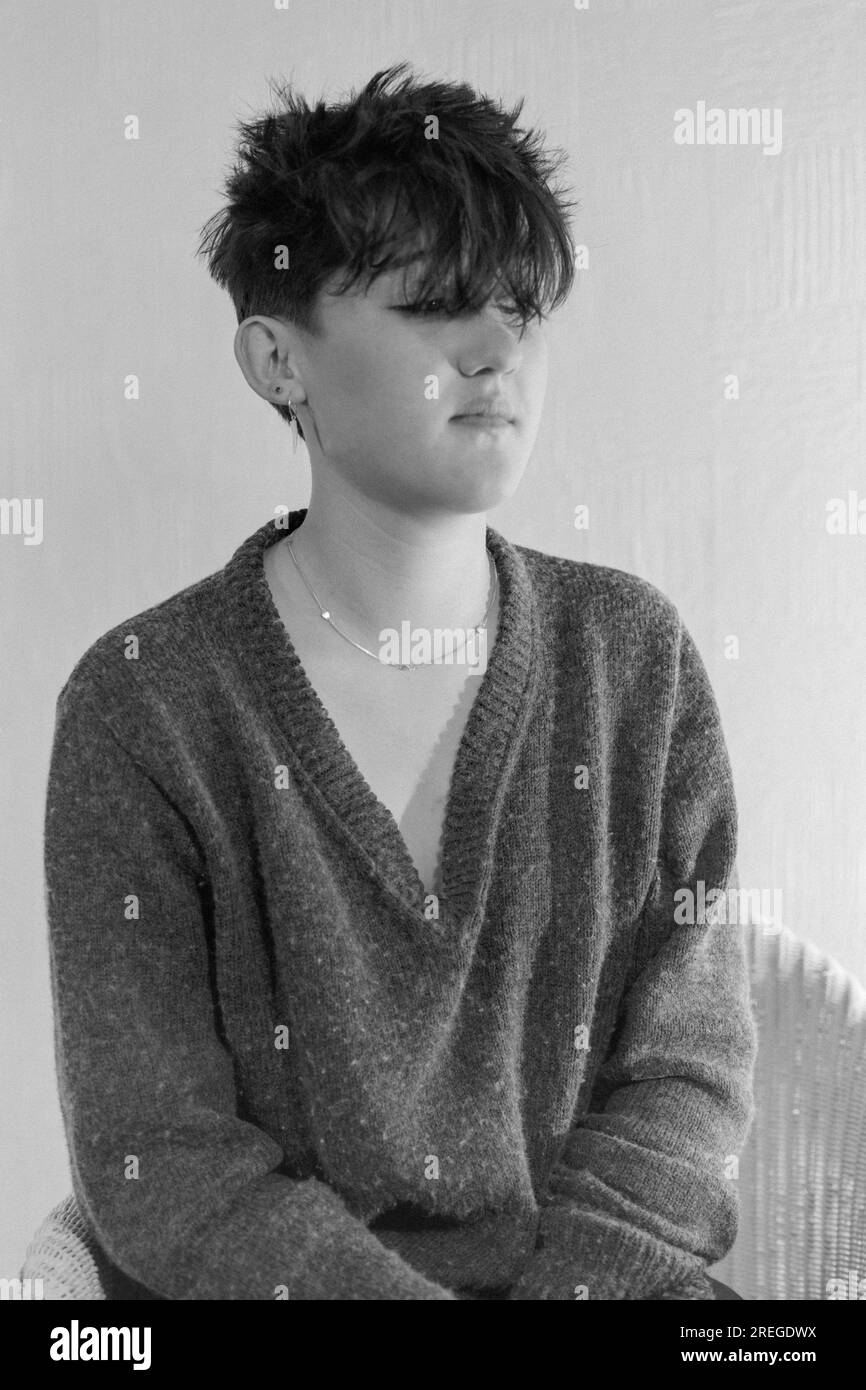 Junge Punk-Frau, die für Portrait 1980er england uk sitzt Stockfoto