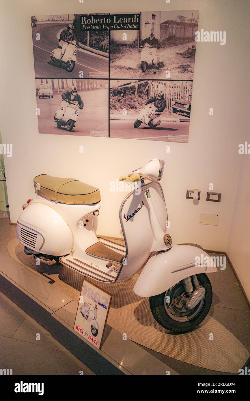 Rom, Italien - 27. November 2022: Klassische italienische Motorroller im Vespa-Museum in Rom Stockfoto