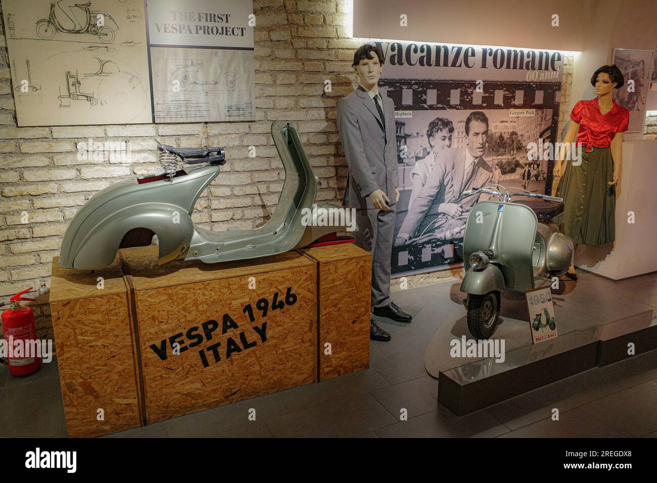 Rom, Italien - 27. November 2022: Klassische italienische Motorroller im Vespa-Museum in Rom Stockfoto