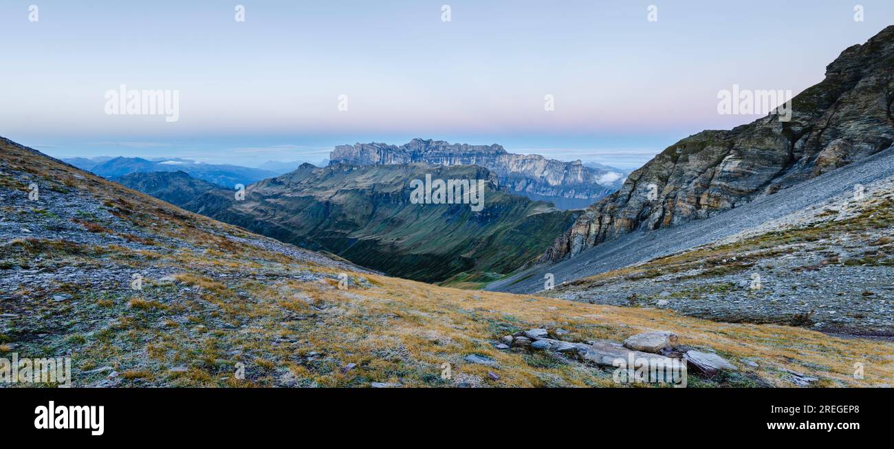 Weitwinkelblick auf den Bergkamm bei Sonnenaufgang, französische Alpen Stockfoto