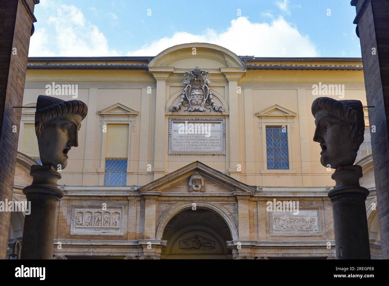 Rom, Italien - 27. November 2022: Cortile Ottagono, Innenhof des Palastes Belvedere. Vatikanische Museen Stockfoto