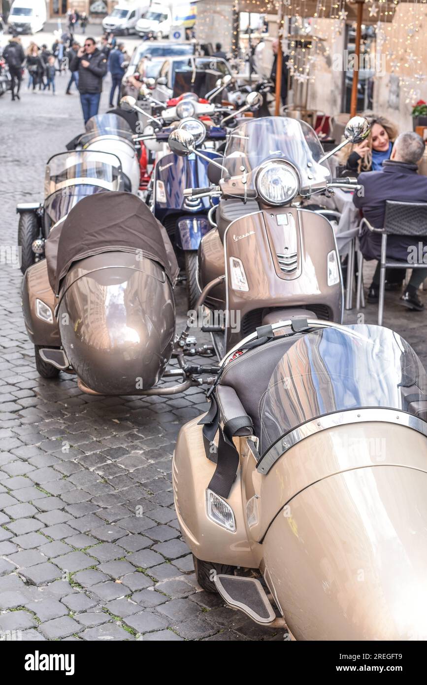 Rom, Italien - 27. November 2022: Klassische italienische Motorroller im Vespa-Museum in Rom Stockfoto