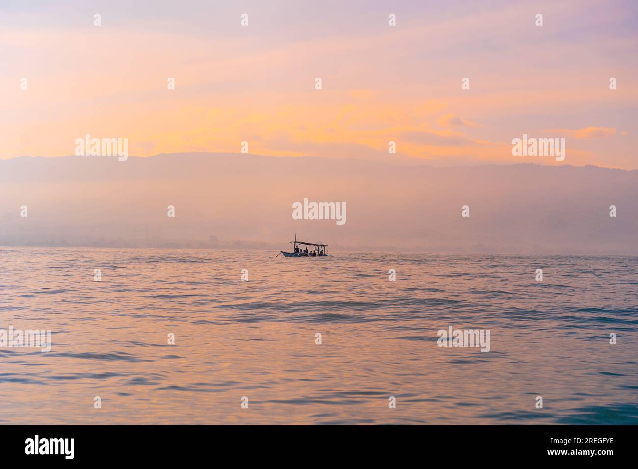 Touristen auf der Suche nach Delfinen in Lovina auf Bali. Morgendliche Bootsfahrten. Stockfoto