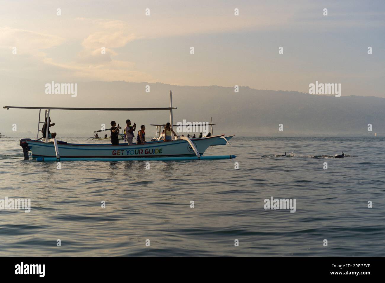 Touristen auf der Suche nach Delfinen in Lovina auf Bali. Morgendliche Bootsfahrten. Stockfoto