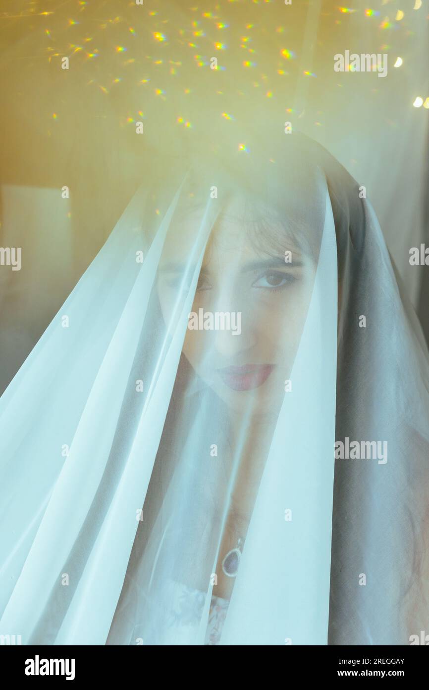 Nahaufnahme eines Mädchens unter Schleier vor dem Hintergrund von Laternen Stockfoto