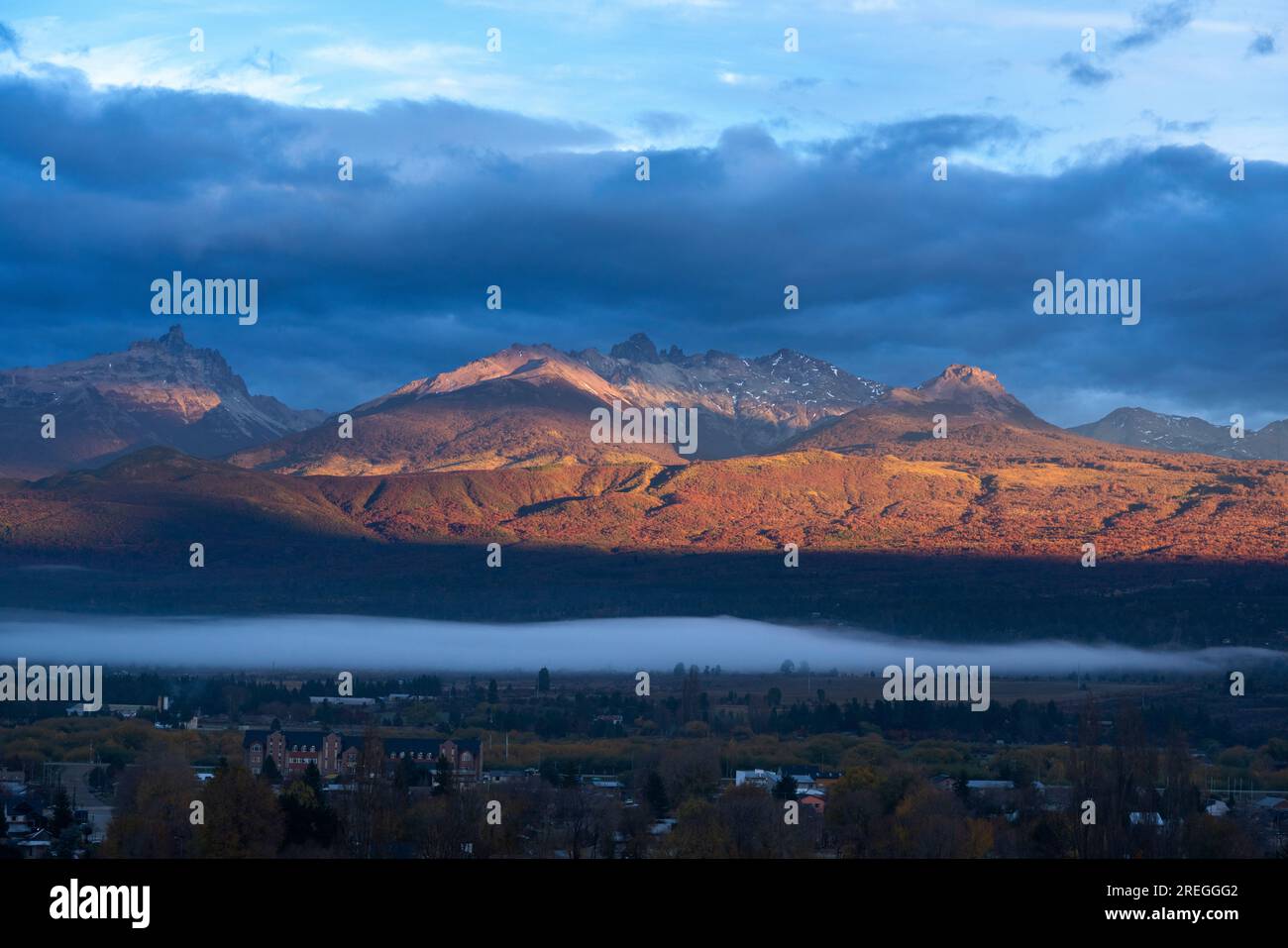 Landschaft der Stadt Trevelin während eines nebligen Morgens Stockfoto