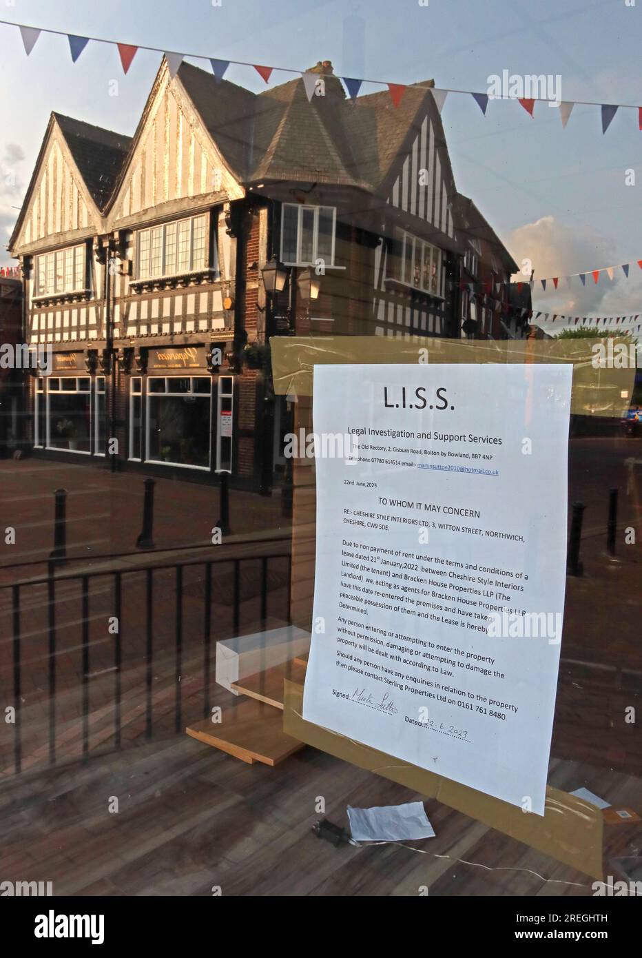 Ein Hinweis an der Tür des ehemaligen Cheshire Style Interiors Ladens in der Witton Street, Northwich, zeigt die Wiederbesitz nach Schließung an Stockfoto