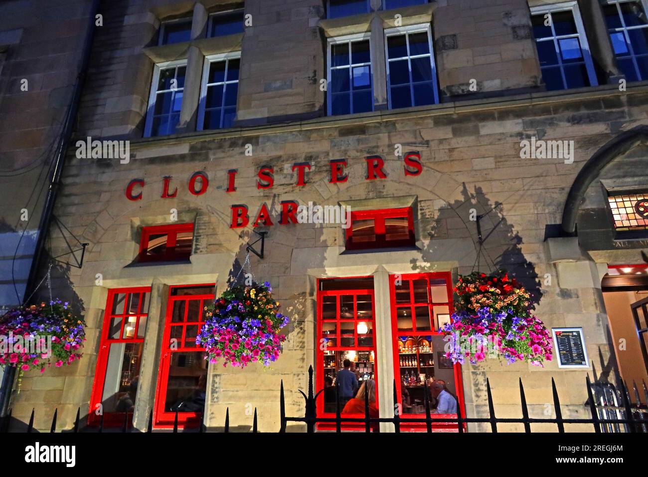 Das Äußere der Cloisters Bar an der Brougham Street in Edinburgh, einem alteingesessenen unabhängigen Pub, der für seine breite Auswahl an echten schottischen und britischen Ales bekannt ist. Stockfoto