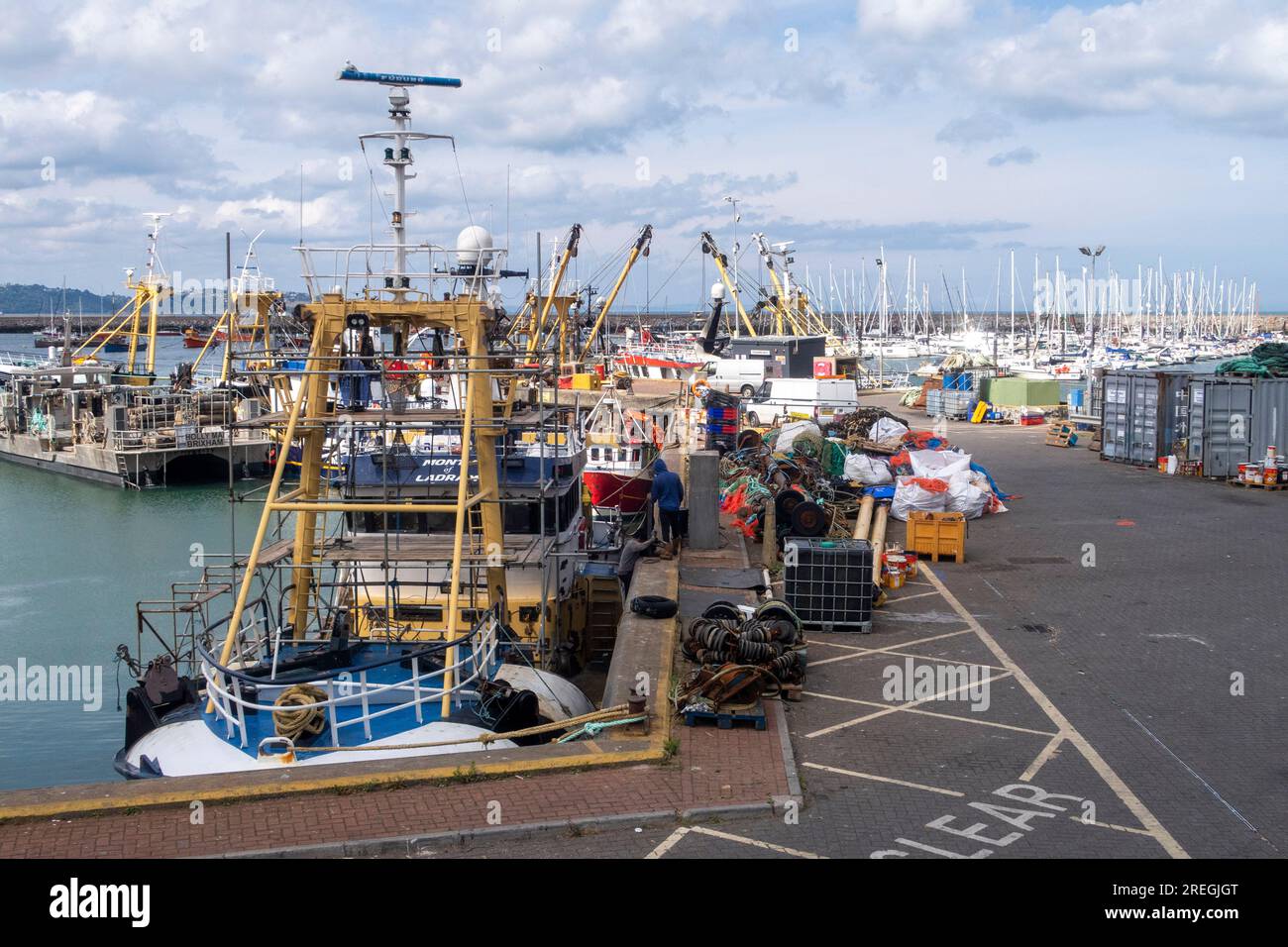 Fischerboote im Hafen von Brixham, einem großen Fischereihafen in Devon, England. Fischereiindustrie Vereinigtes Königreich Stockfoto