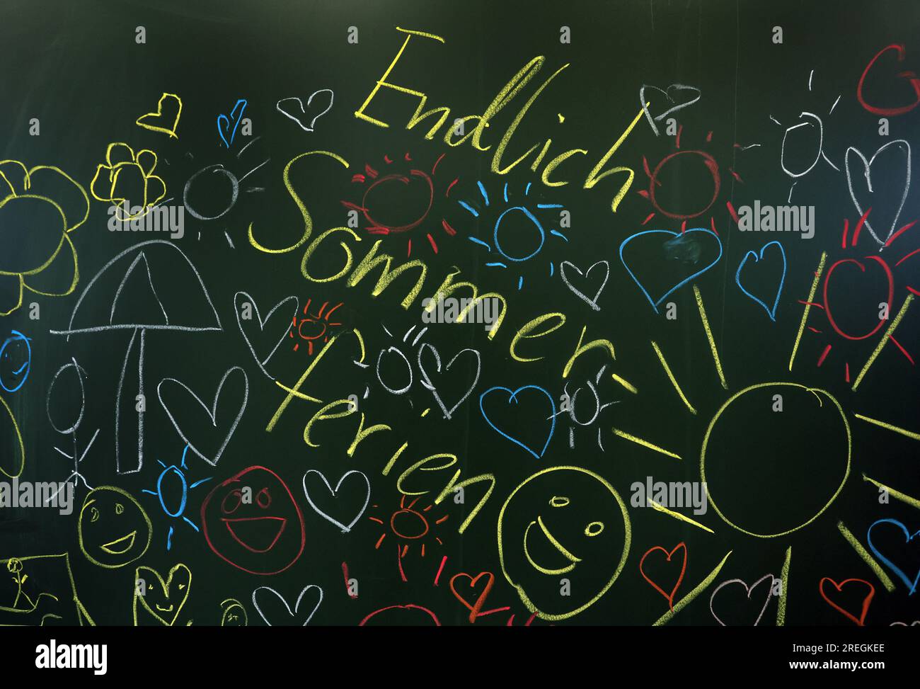 Kaufbeuren, Deutschland. 28. Juli 2023. „Endlich Sommerferien“ kann man an einer Tafel in einer Grund- und Mittelschule während der letzten Stunde vor den Sommerferien lesen. Kredit: Karl-Josef Hildenbrand/dpa/Alamy Live News Stockfoto