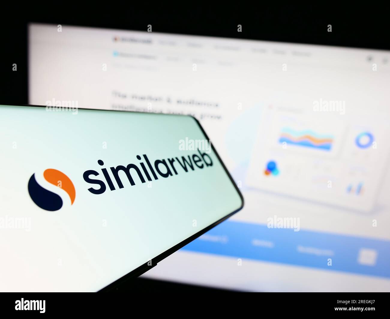 Smartphone mit Logo des israelischen Webanalyseunternehmens SimilarWeb Ltd. Auf dem Bildschirm vor der Business-Website. Fokus auf der linken Seite des Telefondisplays. Stockfoto