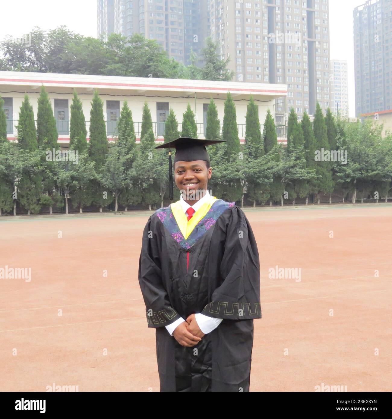 (230728) -- MACHAKOS, 28. Juli 2023 (Xinhua) -- Dieses 2014 aufgenommene Foto zeigt David Maina Kamore nach seinem Abschluss an der Chang'an Universität in Xi'an, Hauptstadt der Provinz Shaanxi im Nordwesten Chinas. David Maina Kamore, 32, ist Elektroingenieur, ein Beruf, von dem er seit seiner Kindheit geträumt hatte, im Umspannwerk Konza. 2009 ging er nach China und studierte ein Jahr lang Chinesisch an der Universität für Wissenschaft und Technologie Huazhong, bevor er an der Universität Chang'an den Hauptfach Elektrotechnik und Automatisierung studierte. Ich habe 2014 einen Bachelor-Abschluss in Ingenieurwissenschaften gemacht Stockfoto