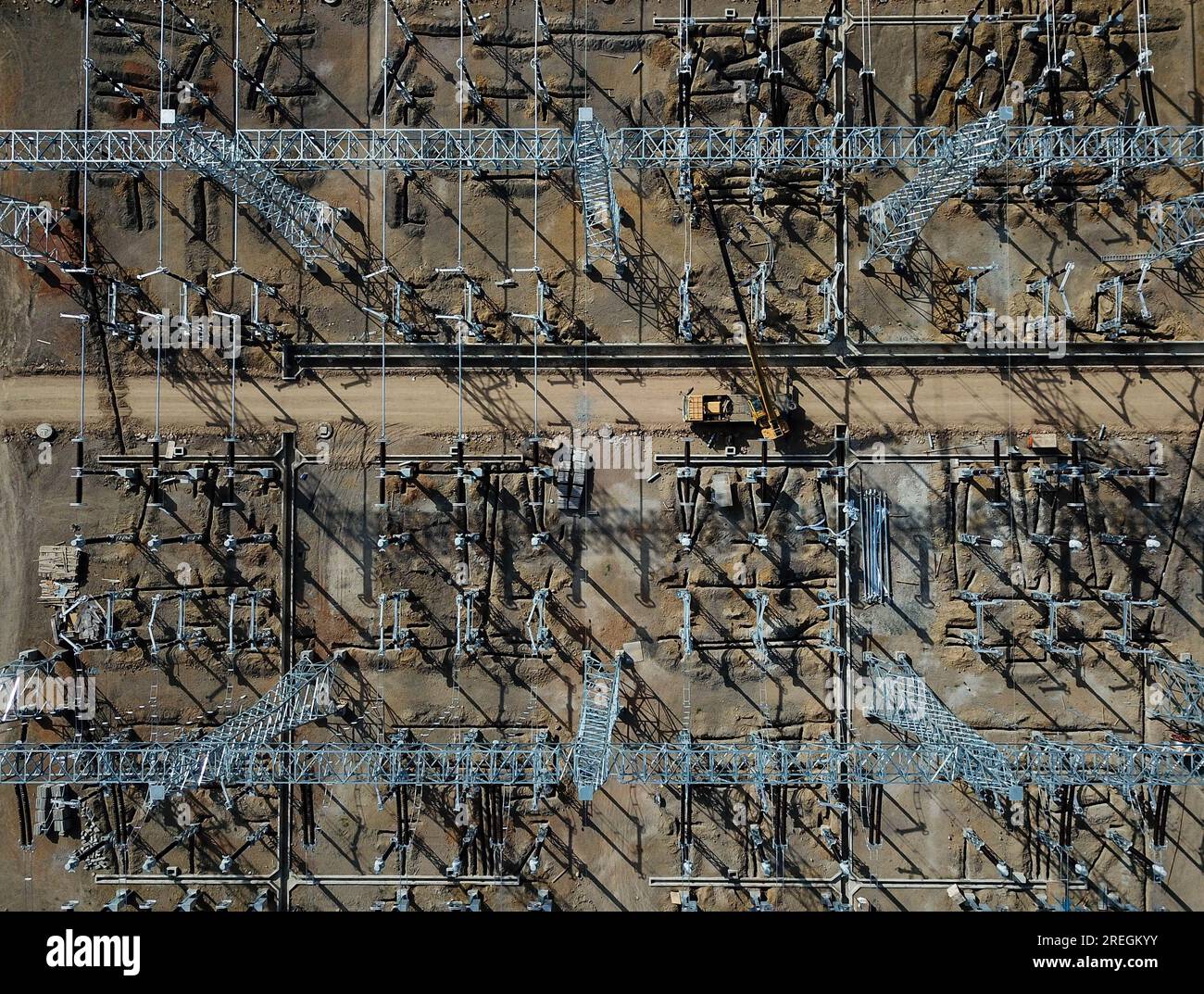 (230728) -- MACHAKOS, 28. Juli 2023 (Xinhua) -- Dieses Luftfoto, das am 12. Juni 2023 aufgenommen wurde, zeigt einen Blick auf die Baustelle des Umspannwerks Konza in Machakos County, Kenia. David Maina Kamore, 32, ist Elektroingenieur, ein Beruf, von dem er seit seiner Kindheit geträumt hatte, im Umspannwerk Konza. 2009 ging er nach China und studierte ein Jahr lang Chinesisch an der Universität für Wissenschaft und Technologie Huazhong, bevor er an der Universität Chang'an den Hauptfach Elektrotechnik und Automatisierung studierte. Nach seinem Abschluss mit einem Bachelor in Ingenieurwissenschaften im Jahr 2014 hat David Stockfoto