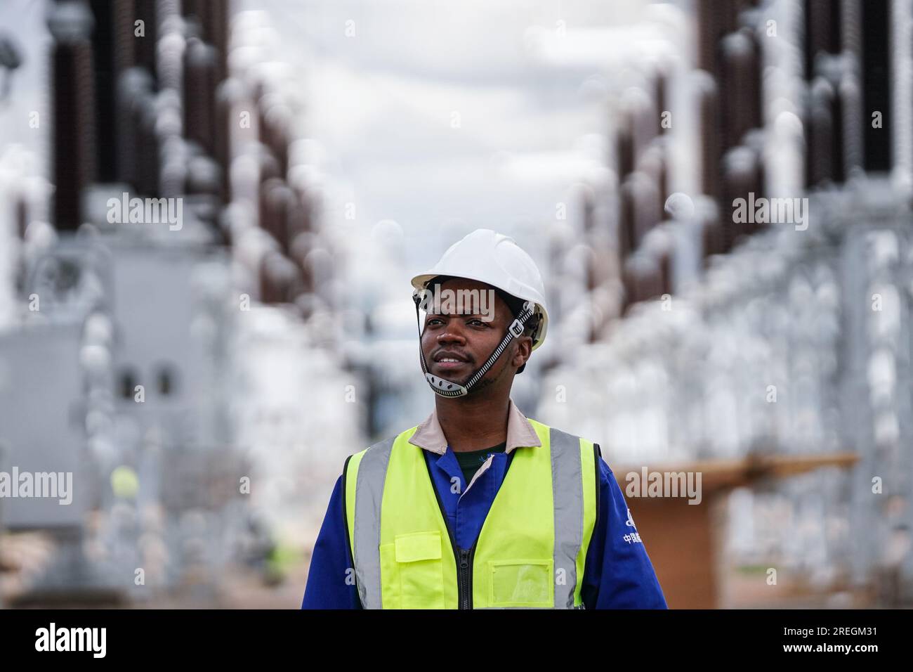 (230728) -- MACHAKOS, 28. Juli 2023 (Xinhua) -- David Maina Kamore Patrouillen auf der Baustelle des Konza-Transformator-Umspannwerks in Machakos County, Kenia, 5. Mai 2023. David Maina Kamore, 32, ist Elektroingenieur, ein Beruf, von dem er seit seiner Kindheit geträumt hatte, im Umspannwerk Konza. 2009 ging er nach China und studierte ein Jahr lang Chinesisch an der Universität für Wissenschaft und Technologie Huazhong, bevor er an der Universität Chang'an den Hauptfach Elektrotechnik und Automatisierung studierte. Nach seinem Abschluss mit einem Bachelor in Ingenieurwissenschaften im Jahr 2014 setzte David das Gelernte in p um Stockfoto