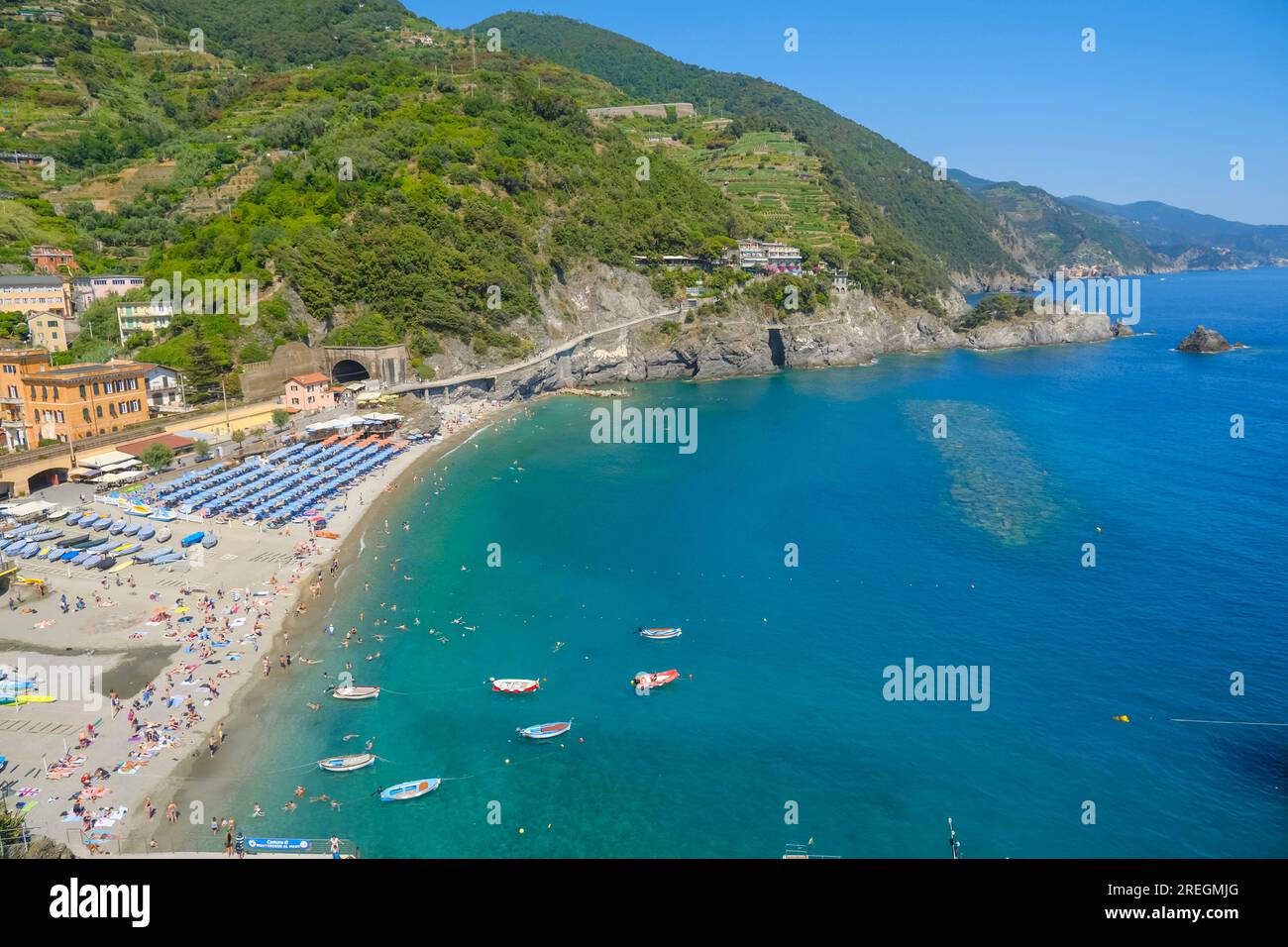 Luftaufnahme über Liegestühle und Sonnenschirme am Strand von Monterosso, Cinque Terre, Ligurisches Meer, Ligurien, Italien, Italienische Riviera Stockfoto