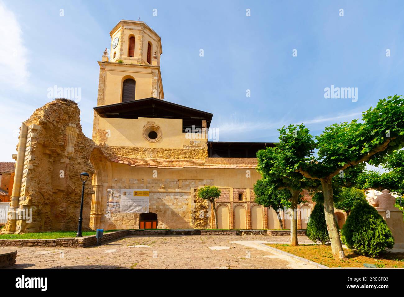 Der Uhrenturm des Königlichen Klosters von San Benito (Ruinen). Historisches Zentrum von Sahagun, Provinz Leon. Kastilien und León, Spanien. Stockfoto