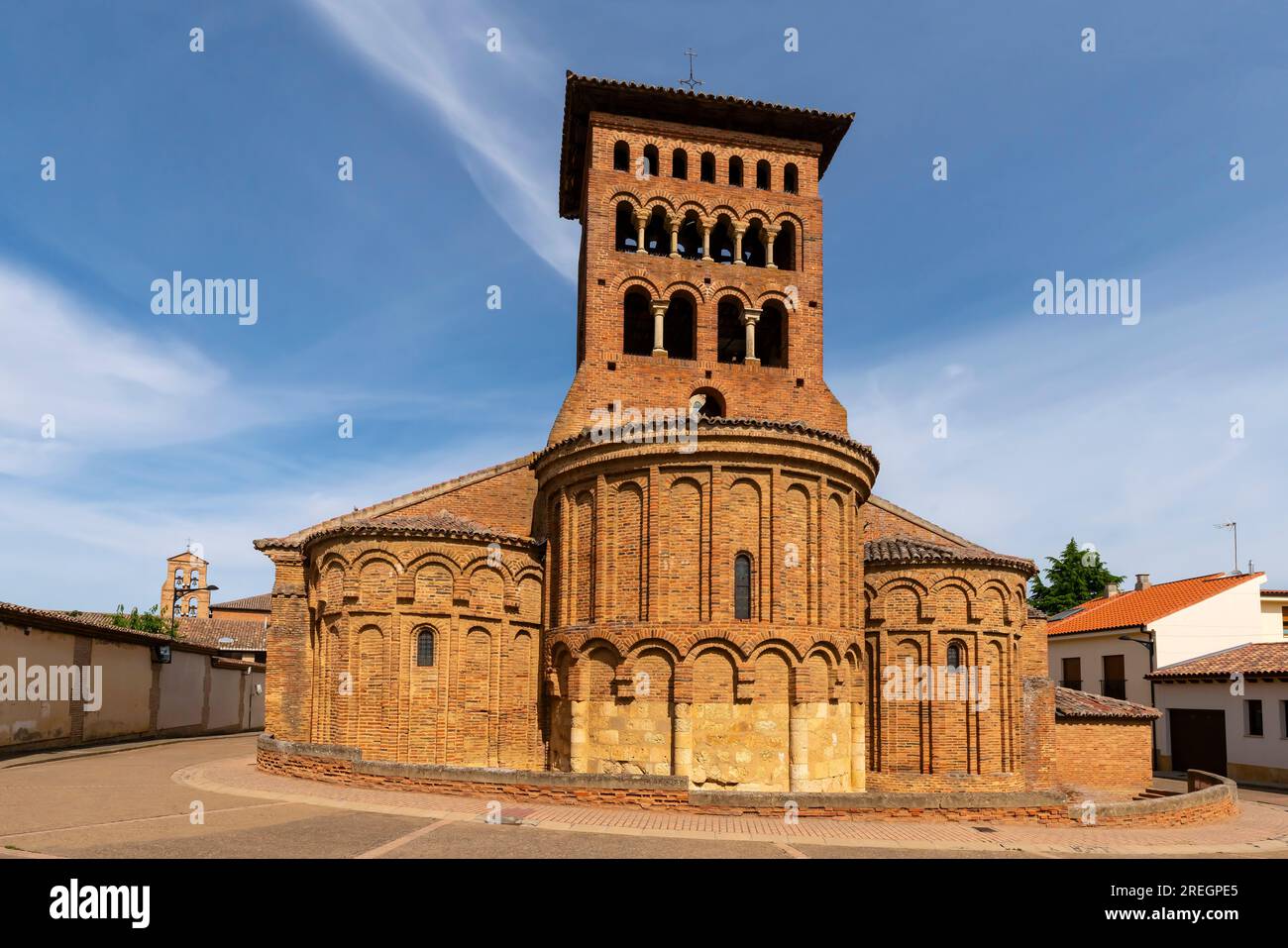 Außenansicht der Kirche San Tirso. Die Kirche wurde im 12. Jahrhundert in der historischen Stadt Sahagun, Spanien, erbaut. Es ist ein gutes Beispiel für Romanik-Schlamm Stockfoto