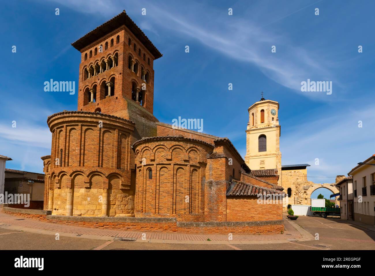 Außenansicht der Kirche San Tirso. Die Kirche wurde im 12. Jahrhundert in der historischen Stadt Sahagun, Spanien, erbaut. Es ist ein gutes Beispiel für Romanik-Schlamm Stockfoto