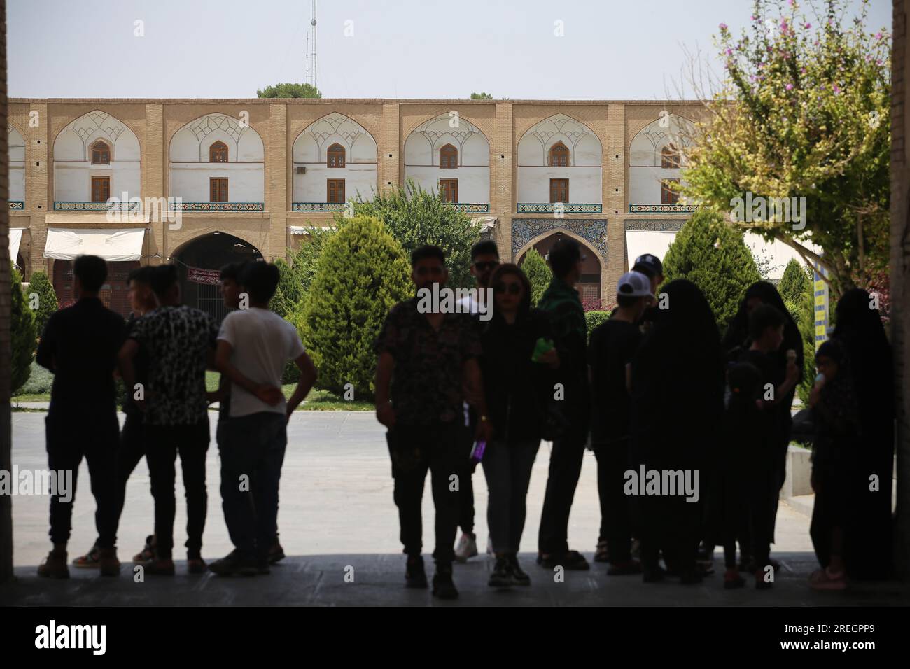 28. Juli 2023, Isfahan, Isfahan, Iran Iraner gehen auf dem