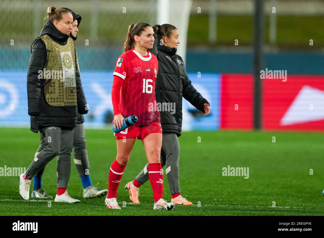 Hamilton, Neuseeland. 25. Juli 2023. Hamilton, Neuseeland, Juli 25. 2023: Laura Felber (4 Schweiz), Sandrine Mauron (16 Schweiz) und Lara Marti (3 Schweiz) nach der Endpfeife während des FIFA Womens World Cup 2023 zwischen der Schweiz und Norwegen im Waikato Stadium in Hamilton, Neuseeland. (Daniela Porcelli/SPP) Kredit: SPP Sport Press Photo. Alamy Live News Stockfoto