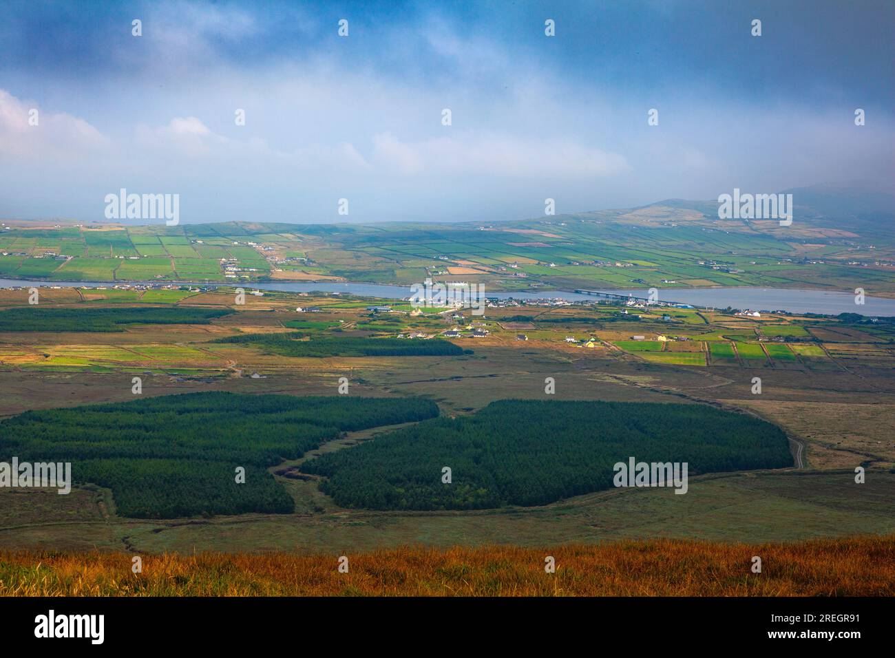 Blick auf Portmagee und Valentia Island vom Landesinneren auf der Halbinsel Iveragh, County Kerry, Irland, August. Stockfoto