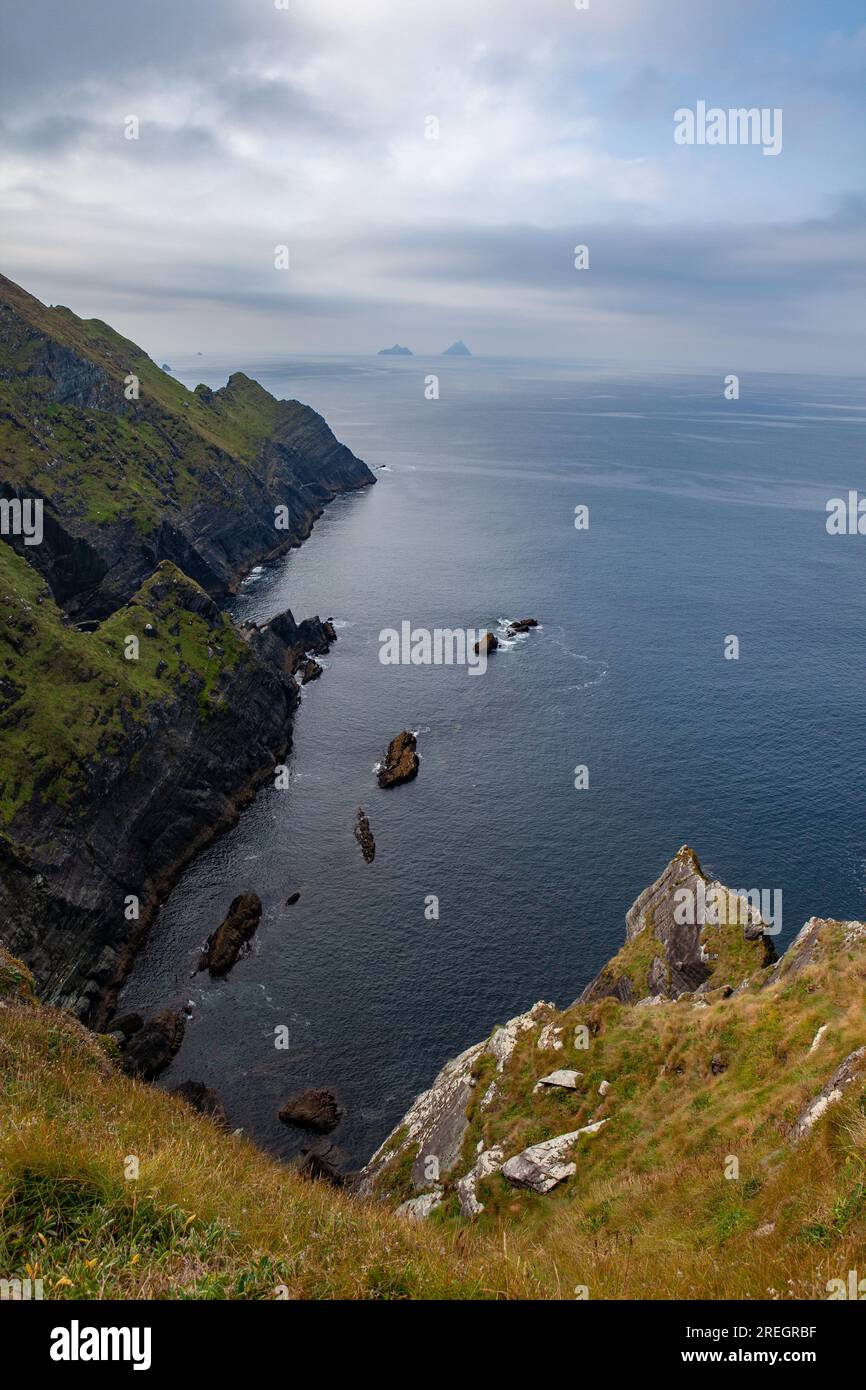 Blick auf die Skelligs vom Aussichtspunkt Portmagee Skelligs Cliff, County Kerry, Irland. Stockfoto