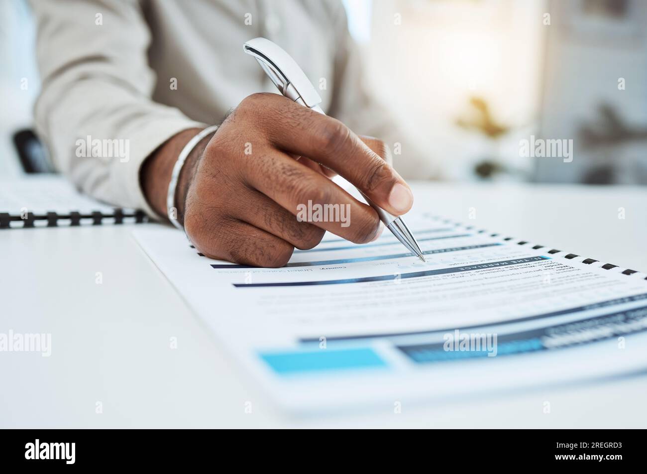 Hand-, Schreib- und Ehevertrag mit Stift für die Scheidung, Prozess oder Unterschrift für Vermögenswerte auf dem Schreibtisch. Mann, unterschreib Papiere oder Dokumente in der Anwaltskanzlei Stockfoto