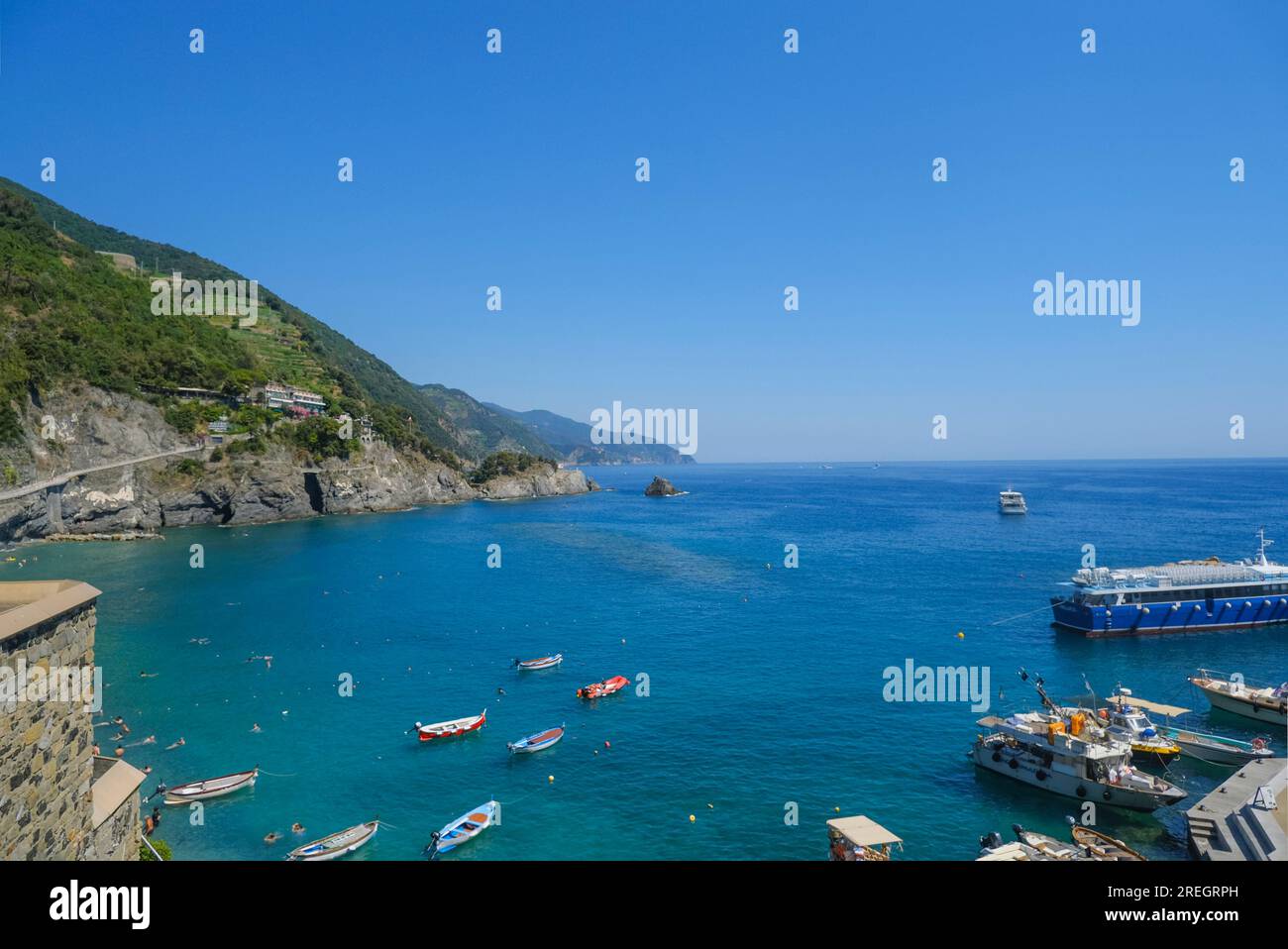 Luftaufnahme über Liegestühle und Sonnenschirme am Strand von Monterosso, Cinque Terre, Ligurisches Meer, Ligurien, Italien, Italienische Riviera Stockfoto
