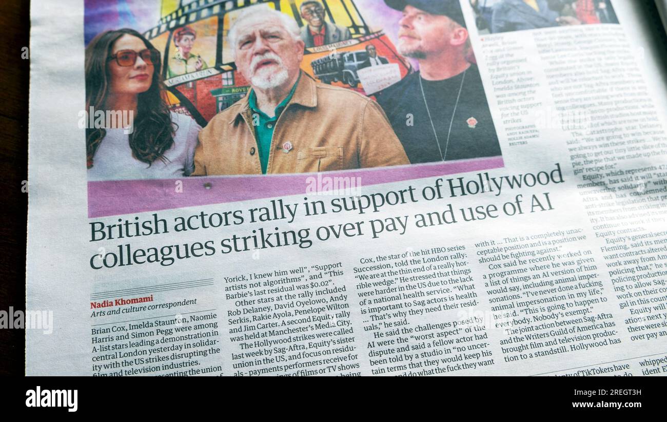 „Britische Schauspieler versammeln sich zur Unterstützung von Hollywoodkollegen, die über Bezahlung und Nutzung von KI streiken“ Guardian Zeitungsartikel US-Streik Artikel 21. Juli 2023 UK Stockfoto