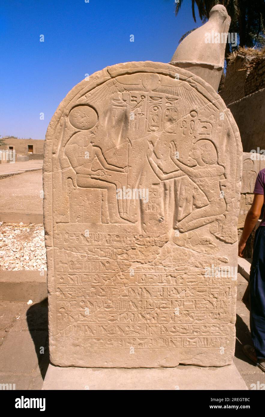 Tempel von Luxor Egypt Seti I - Stela Ra-horakhty - Kombination der Götter Ra und Horus Stockfoto