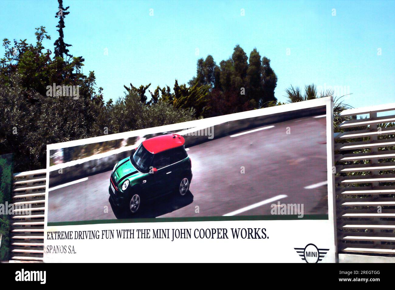 Athen Griechenland Reklametafeln für den Mini Cooper Stockfoto