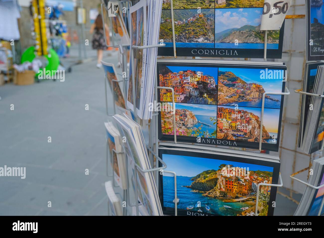 Juni 2023 Monterosso, Italien: Postkarten mit Fotos von Orten des Nationalparks Cinque Terre und des Dorfes Manarola Stockfoto