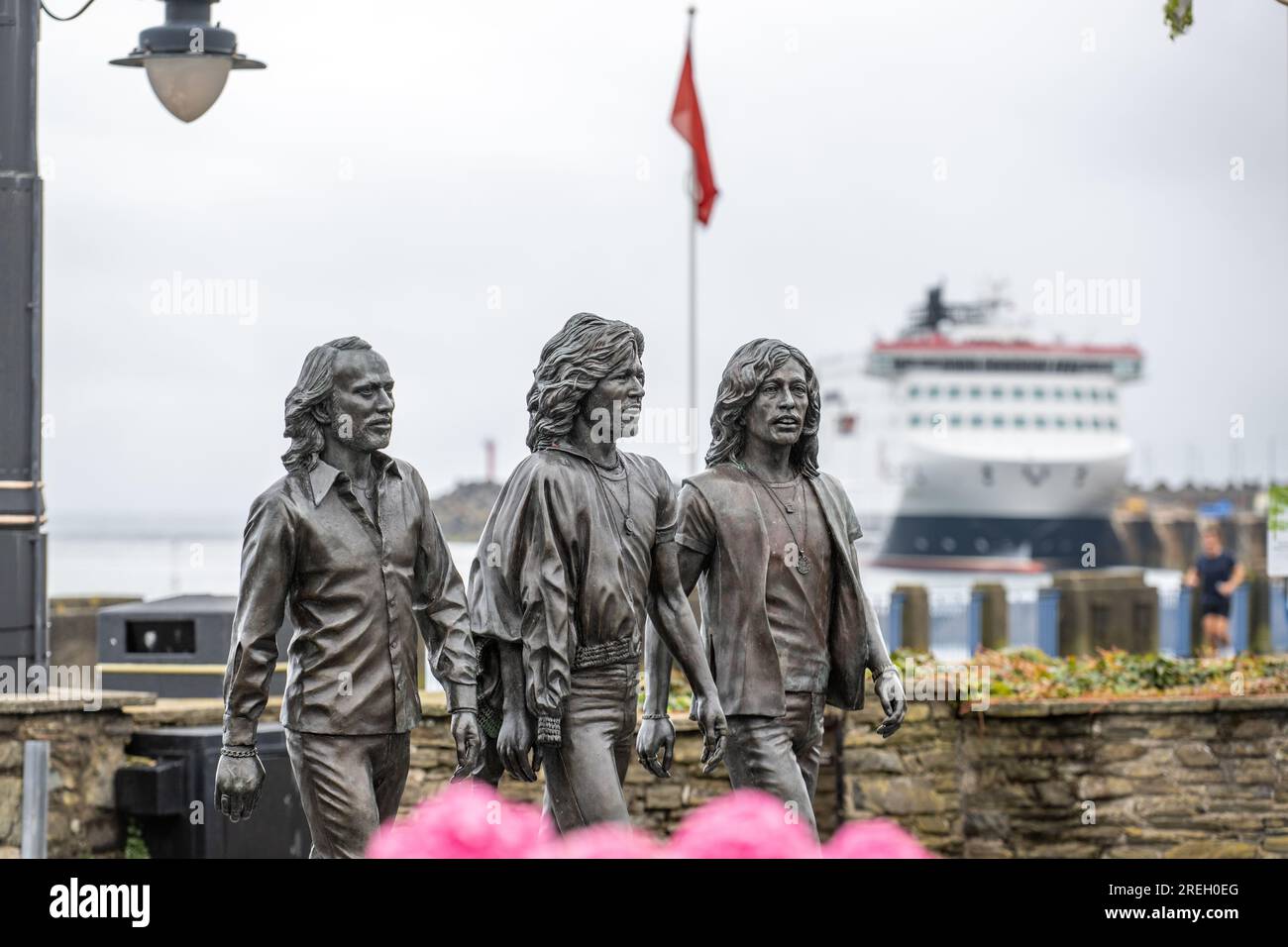 Bronzestatue auf der Douglas Promenade, errichtet zur Feier der auf der Isle of man geborenen Bee Gees. Steam Packet Company Flaggschiff, Manxman im Hintergrund Stockfoto