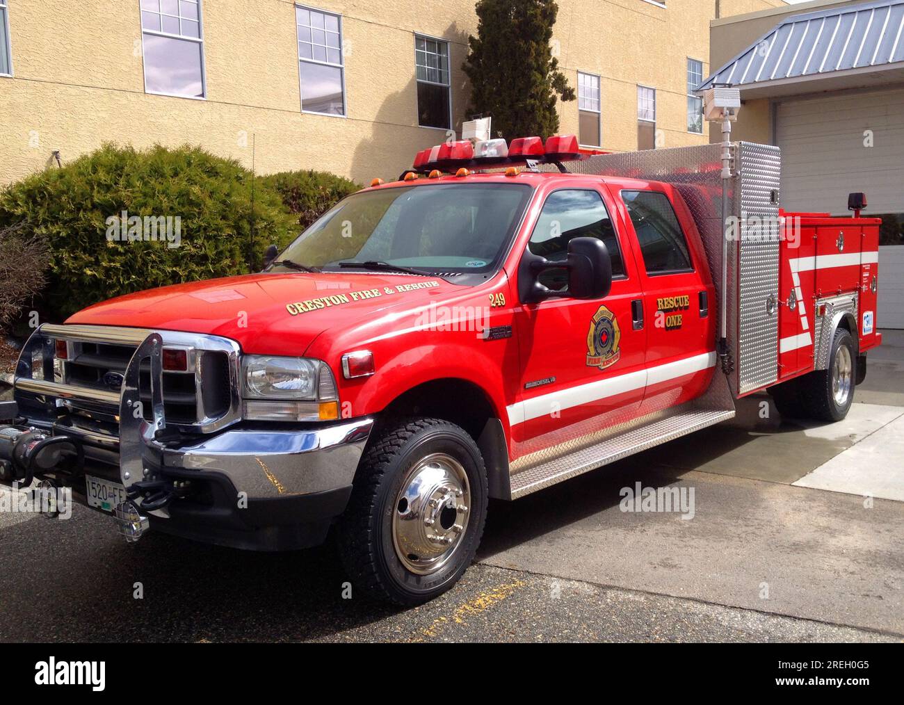 Creston, BC, Kanada - Mai 5 2014 Ein schwerer Ford F550 V8 Diesel Pickup Truck, der von Creston Fire and Rescue eingesetzt wird. Stockfoto