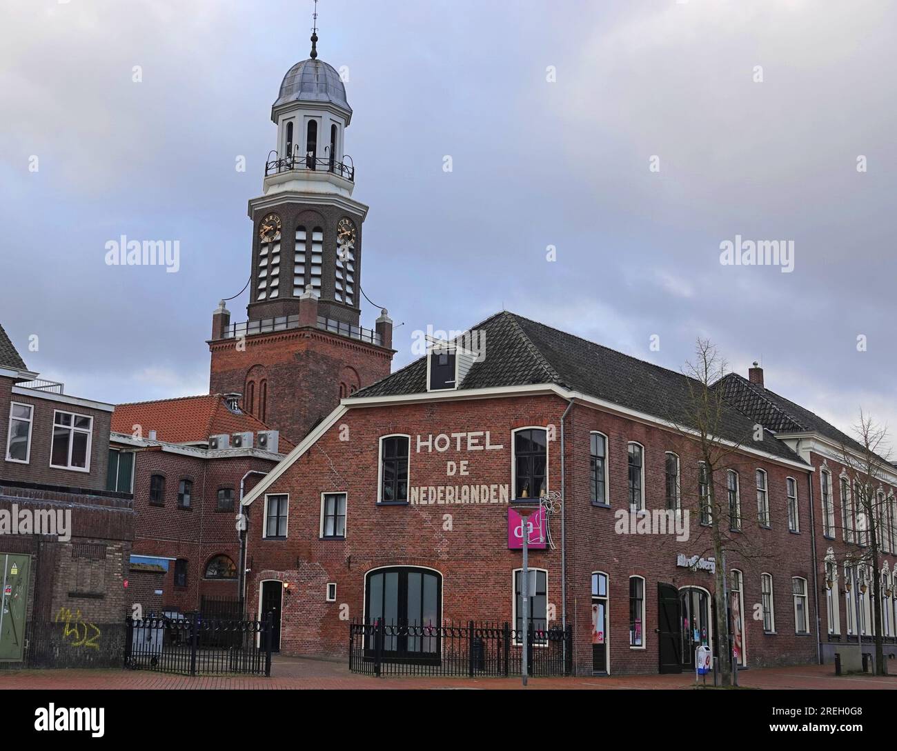 Winschoten, Niederlande - 30 2023. Januar an der Vorderseite 'Hotel De Nederlanden'. Dieses historische Hotel schloss seine Türen nach 140 Jahren. Dahinter kann man sehen Stockfoto