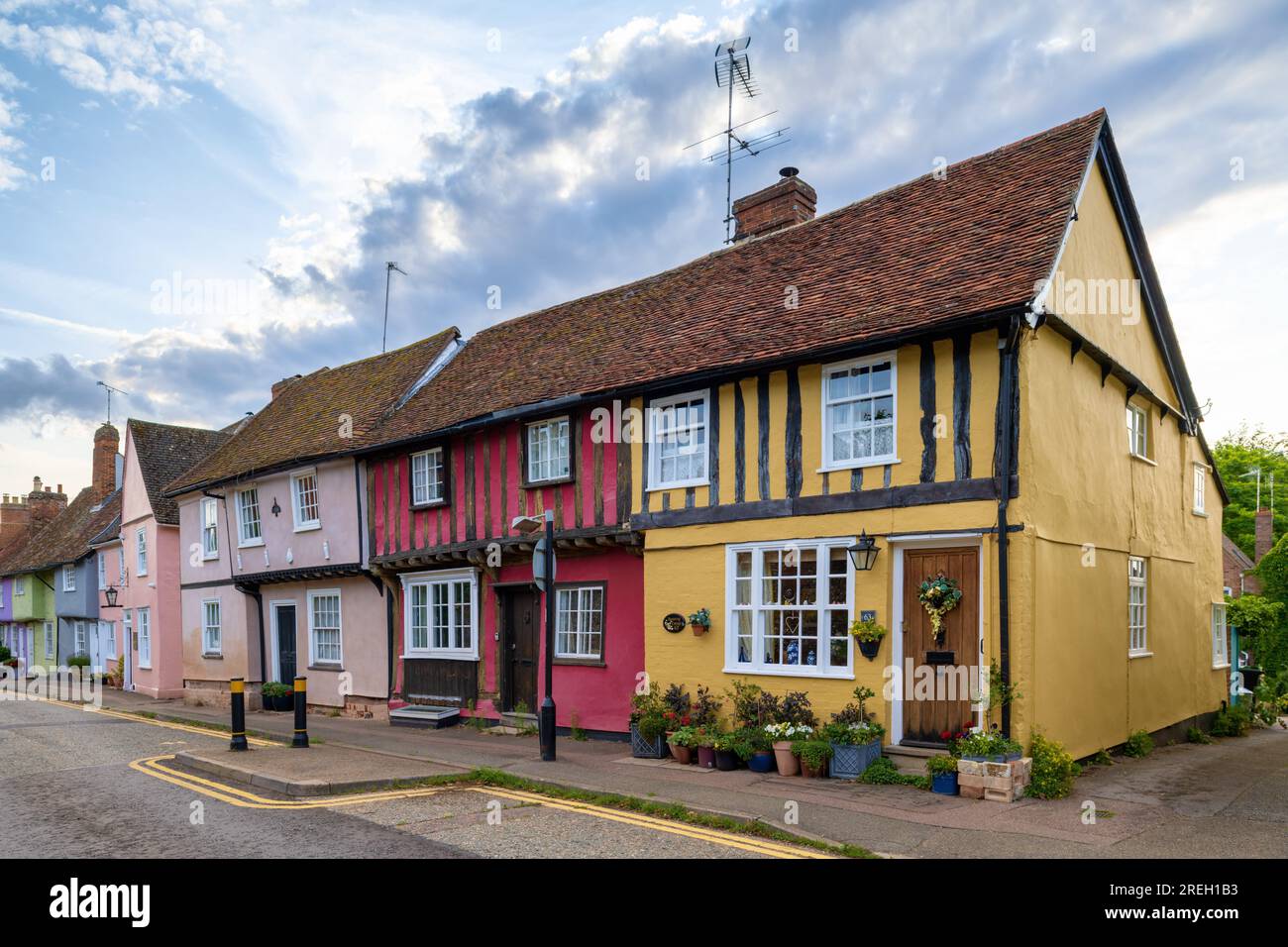 Farbenfrohe Hüttenreihe, Saffron Walden, Essex, Großbritannien Stockfoto