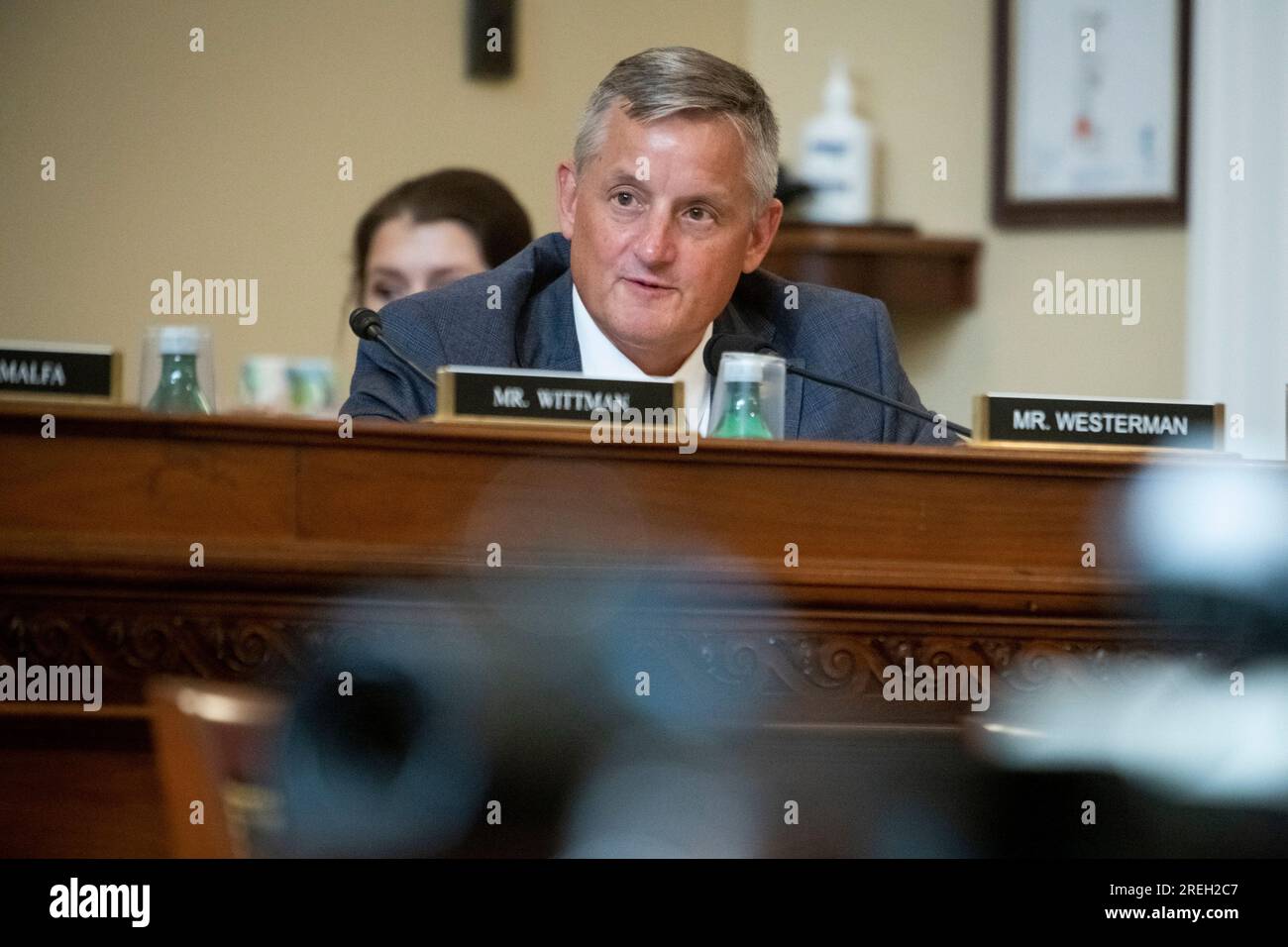 Washington, Vereinigte Staaten Von Amerika. 27. Juli 2023. US-Repräsentant Bruce Westerman (Republikan von Arkansas) befragt stellvertretenden Direktor des National Park Service Mike Reynolds während eines House Committee on Natural Resources | Unterausschuss für Aufsicht und Untersuchungen Anhörung mit dem Titel „Examining Barries to Access: Laufende Probleme mit Besuchererfahrungen in den Americas Nationalparks im Longworth House Office Building in Washington, DC, Donnerstag, 27. Juli 2023. Kredit: Rod Lamkey/CNP/Sipa USA Kredit: SIPA USA/Alamy Live News Stockfoto