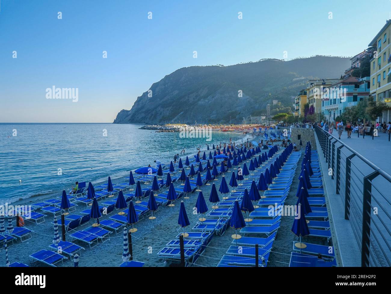 Blaue Sonnenschirme am Strand von Monterosso, Cinque Terre, dem Ligurischen Meer, Ligurien, Italien, Italienische Riviera Stockfoto