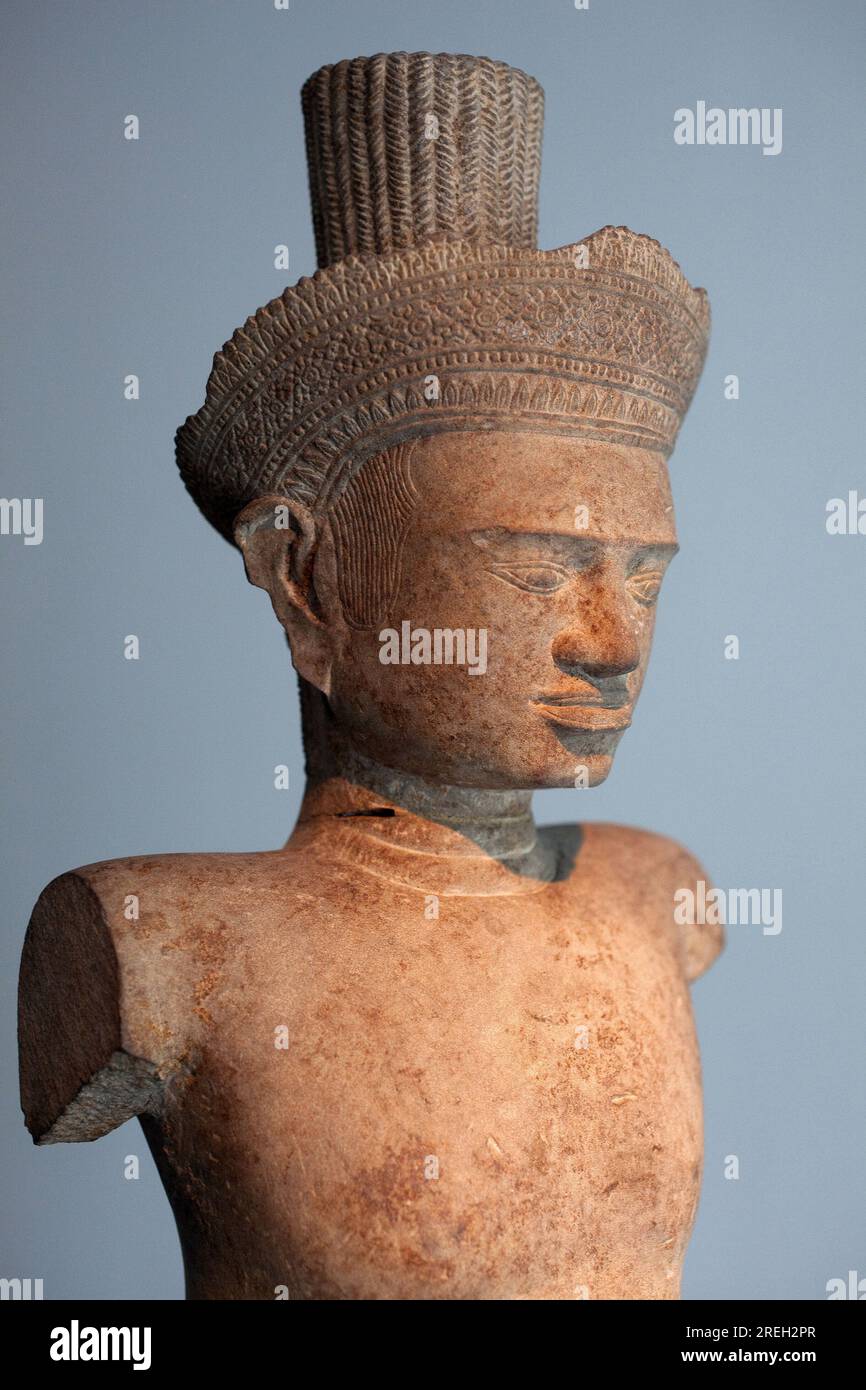 Vishnou. Statue de gres, Vers 1100, Style d'Angkor MwSt., Cambodge, Debüt du 12e Siecle. Musee des Arts Asiatiques de Nice (Frankreich). Stockfoto Vishnou. Statue de gres, Vers 1100, Style d'Angkor MwSt., Cambodge, Debüt du 12e Siecle. Musee des Arts Asiatiques de Nice (Frankreich). Stockfoto